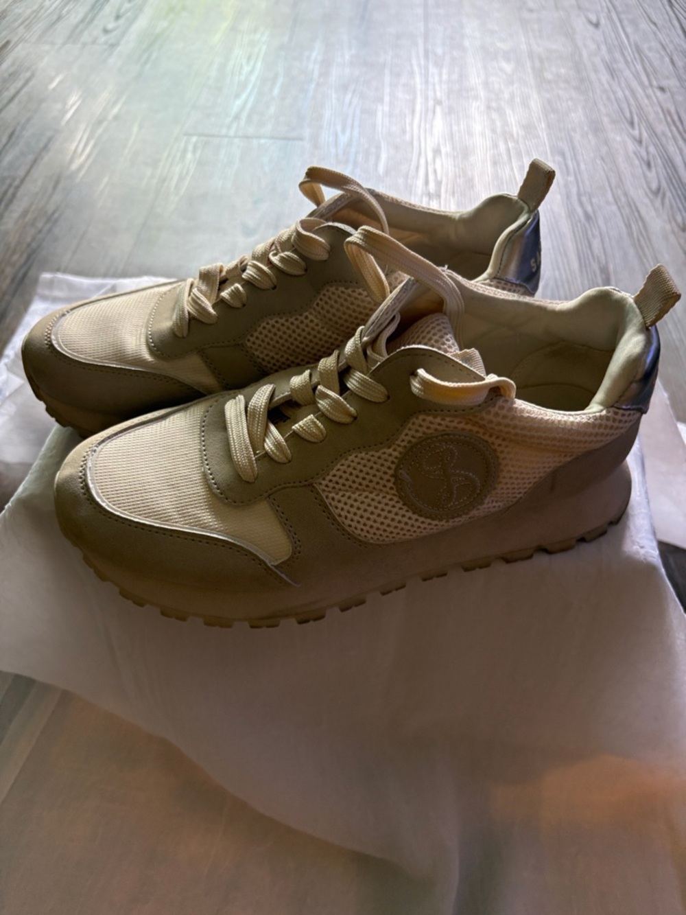 Sam & Libby Metallic Heel Tab Sneaker - Beige & Silver